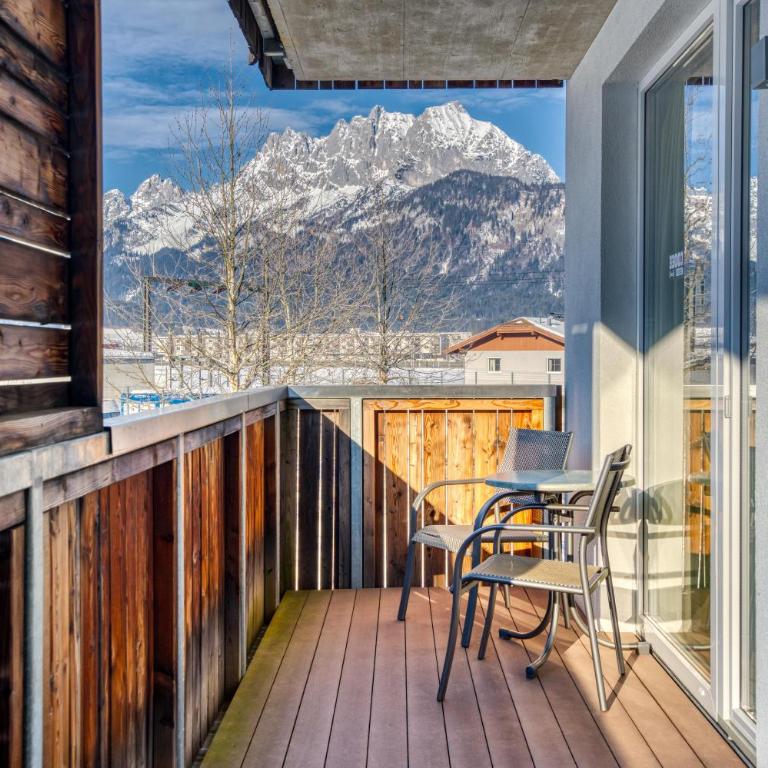 COOEE alpin Hotel Kitzbüheler Alpen - Familienzimmer mit Bergblick - 8