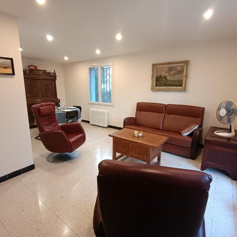 Grand appartement, 2 chambres et jardin - Two-Bedroom Apartment - 3
