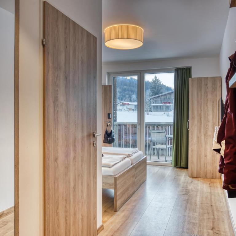 COOEE alpin Hotel Kitzbüheler Alpen - Familienzimmer mit Bergblick - 5