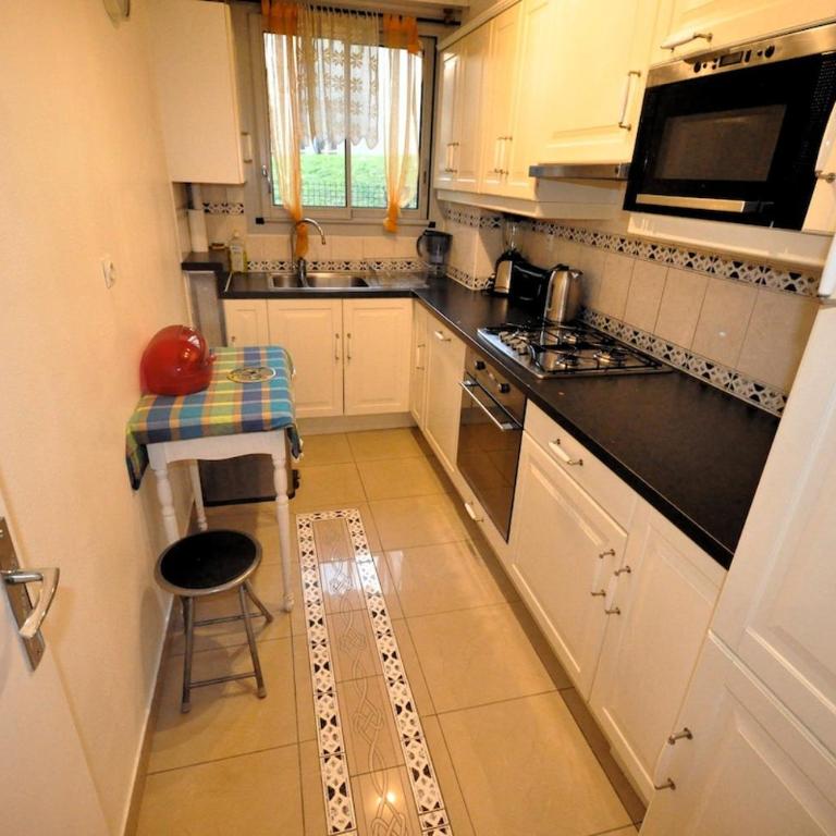 Spacious, Bright Apartment with Private Parking - Appartement 3 Chambres - 2