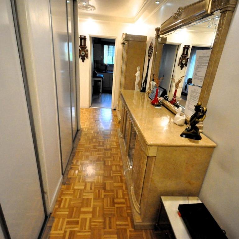 Spacious, Bright Apartment with Private Parking - Appartement 3 Chambres - 5