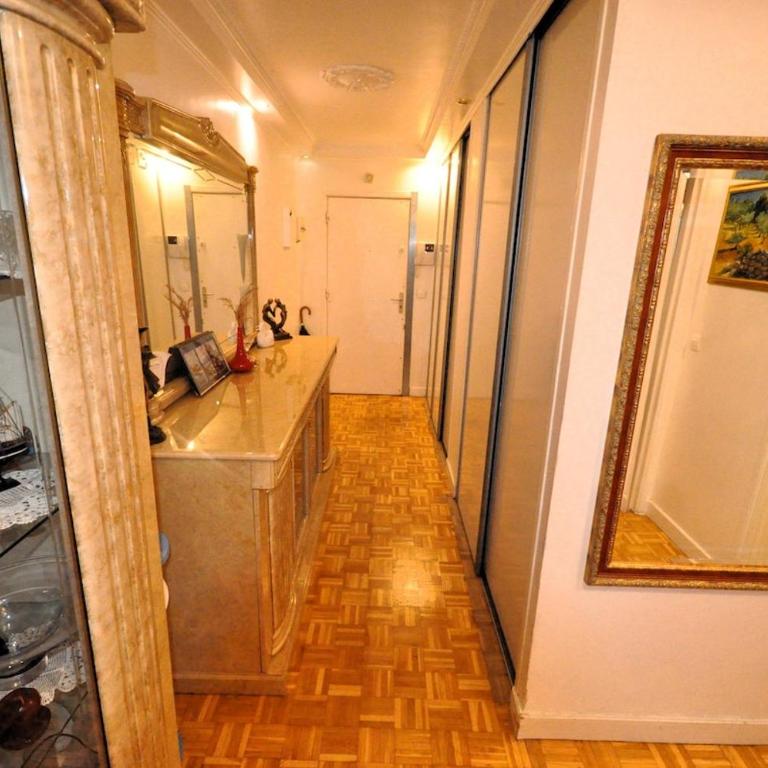 Spacious, Bright Apartment with Private Parking - Appartement 3 Chambres - 7