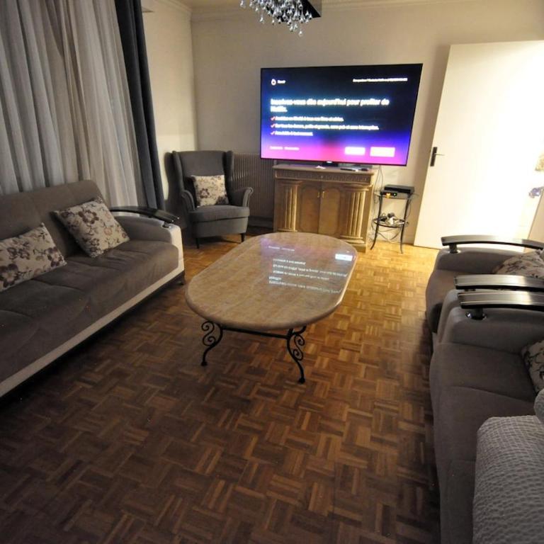 Spacious, Bright Apartment with Private Parking - Appartement 3 Chambres - 14