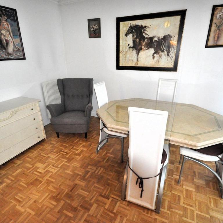 Spacious, Bright Apartment with Private Parking - Appartement 3 Chambres - 17