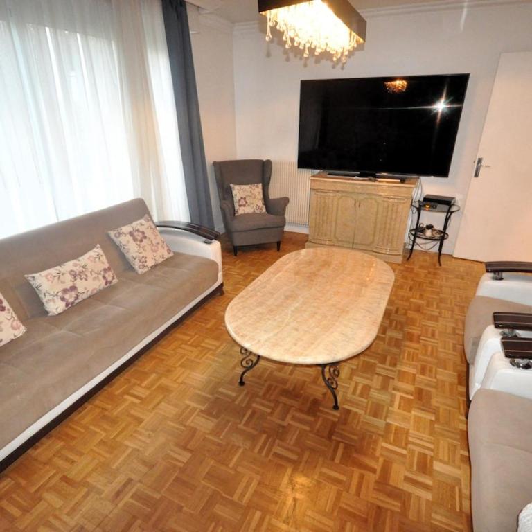 Spacious, Bright Apartment with Private Parking - Appartement 3 Chambres - 18