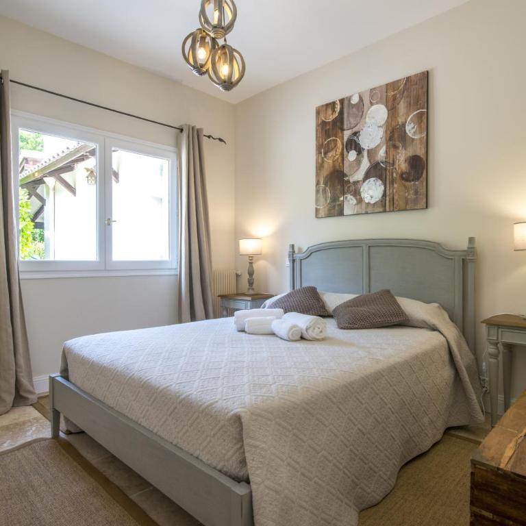 Spacious villa in Tourrettes-sur-Loup with Private Lake access Sleep 16 - Villa - 9