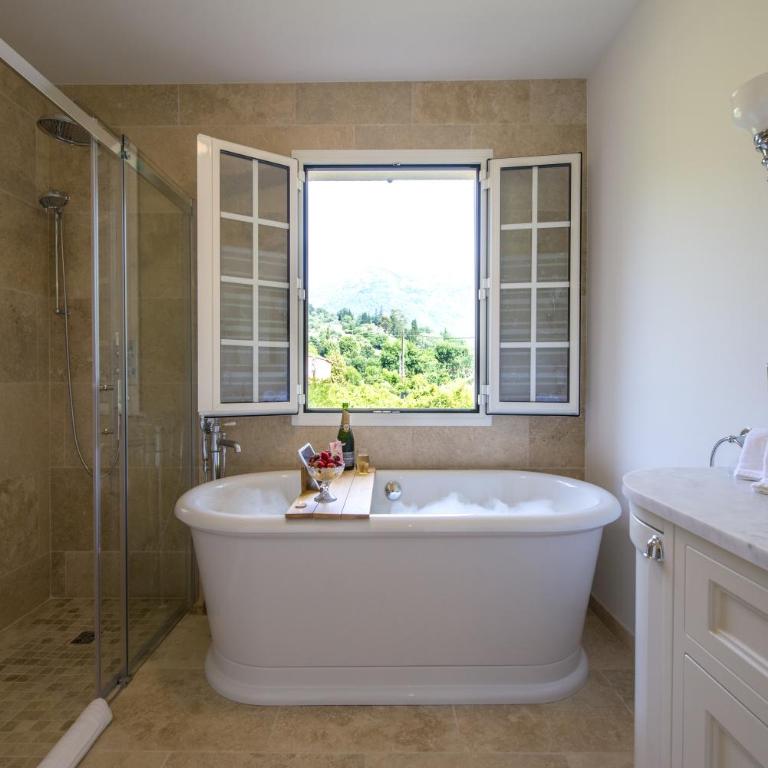 Spacious villa in Tourrettes-sur-Loup with Private Lake access Sleep 16 - Villa - 28