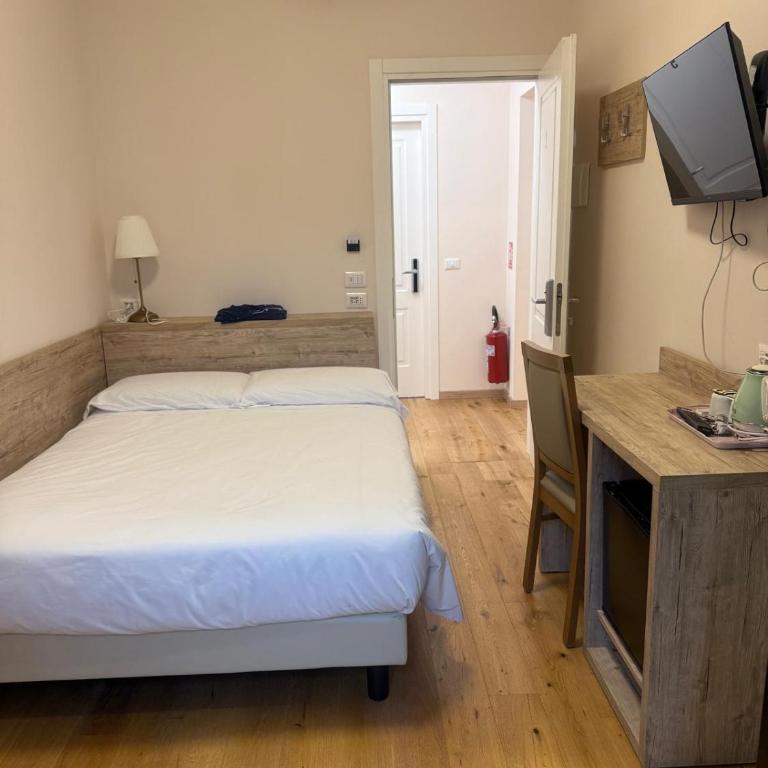 Guesthouse Central Station Group - Via Ponte Seveso 18 - Budget Double Room - 7