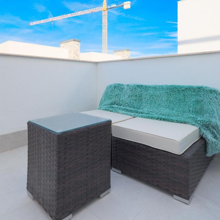 4 Bed Villa - Sleeps 8 - Pool - Garden - Parking - Villa - 7