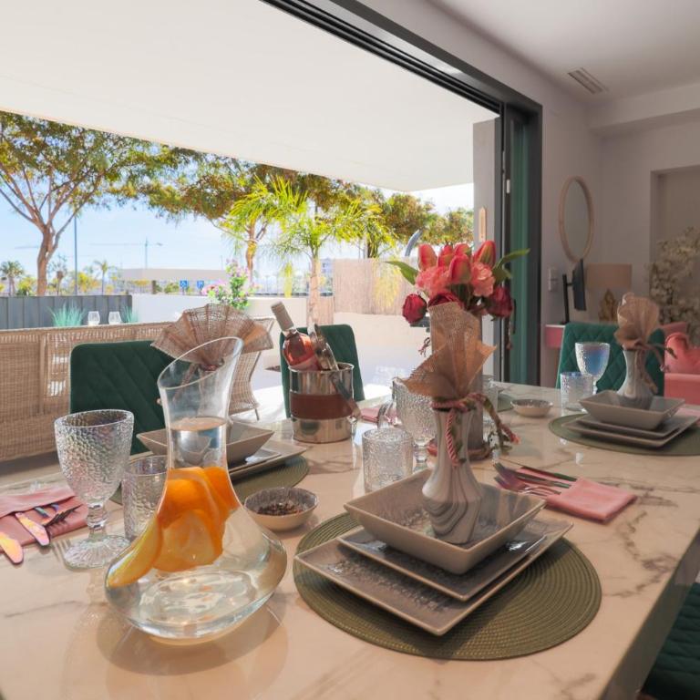 4 Bed Villa - Sleeps 8 - Pool - Garden - Parking - Villa - 8