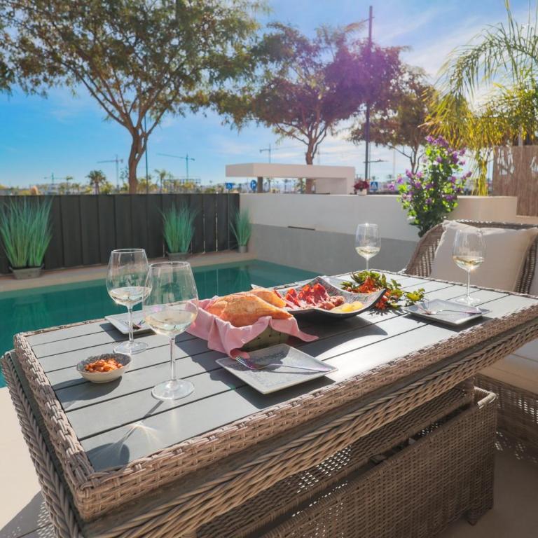 4 Bed Villa - Sleeps 8 - Pool - Garden - Parking - Villa - 10