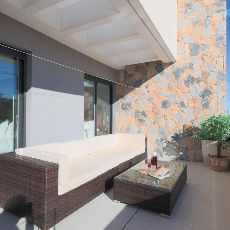 4 Bed Villa - Sleeps 8 - Pool - Garden - Parking - Villa - 11