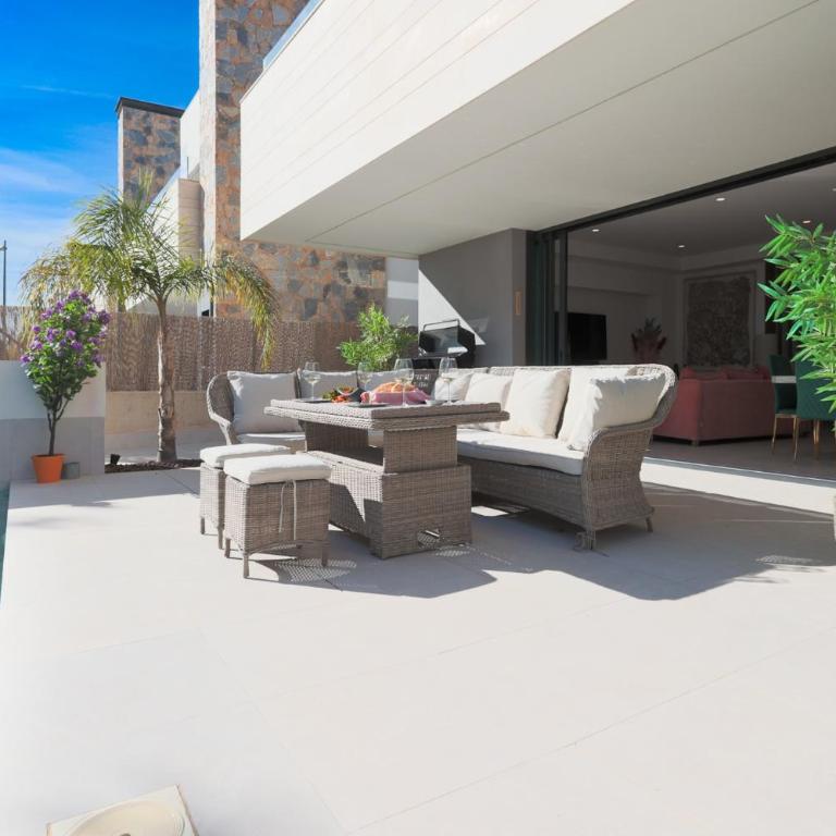 4 Bed Villa - Sleeps 8 - Pool - Garden - Parking - Villa - 14