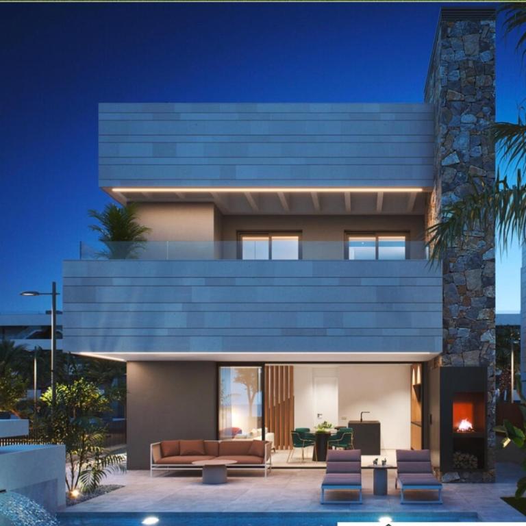 4 Bed Villa - Sleeps 8 - Pool - Garden - Parking - Villa - 1