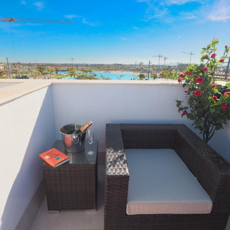 4 Bed Villa - Sleeps 8 - Pool - Garden - Parking - Villa - 17