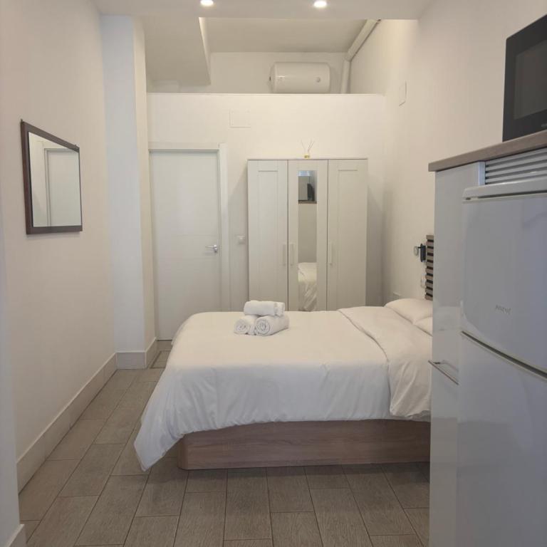 PISO ESTUPENDO a 3 min de la ESTACION DE TREN AVE y BUS - One-Bedroom Apartment - 21