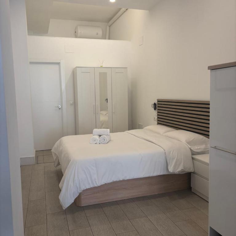 PISO ESTUPENDO a 3 min de la ESTACION DE TREN AVE y BUS - One-Bedroom Apartment - 22