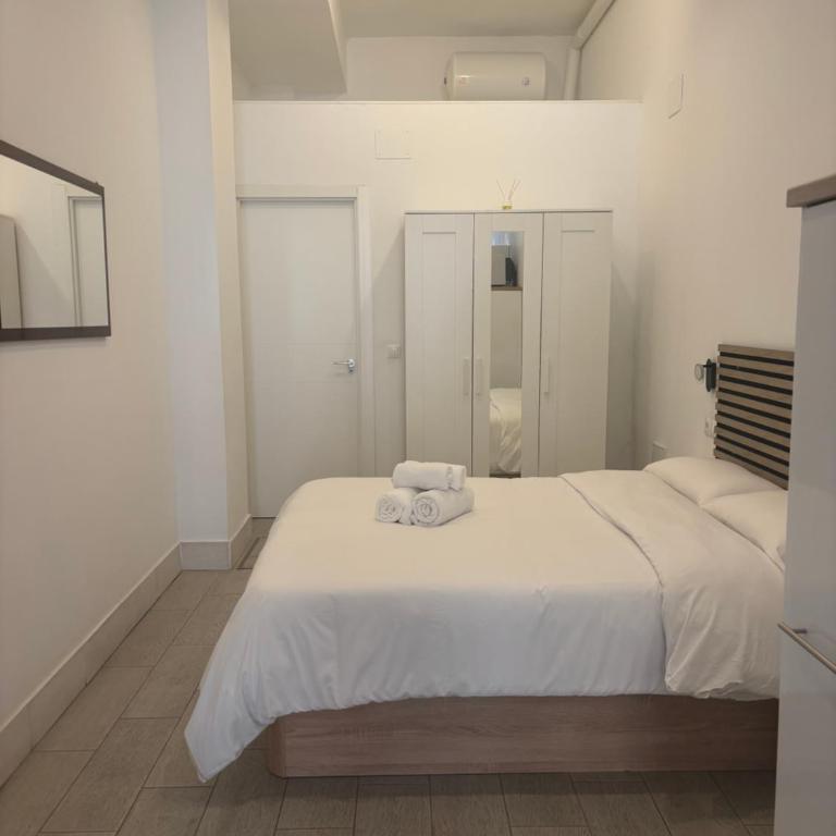 PISO ESTUPENDO a 3 min de la ESTACION DE TREN AVE y BUS - One-Bedroom Apartment - 2