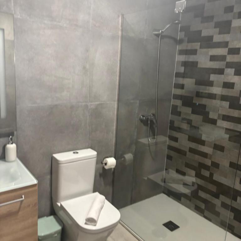 PISO ESTUPENDO a 3 min de la ESTACION DE TREN AVE y BUS - One-Bedroom Apartment - 24