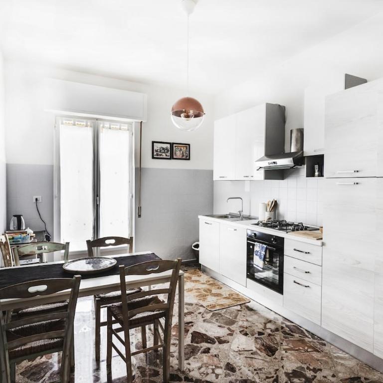 Un APPARTAMENTO AL MARE 2 - Appartamento con 2 Camere da Letto e Balcone - 23