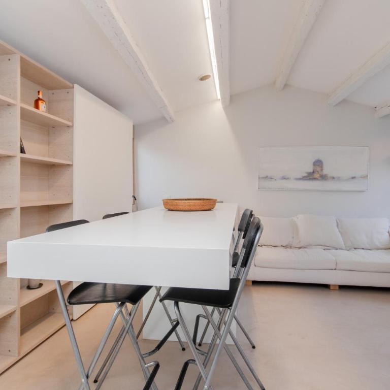 GuestHost - Piazza San Marco Cozy Retreat with Terrace - One-Bedroom Apartment - 9