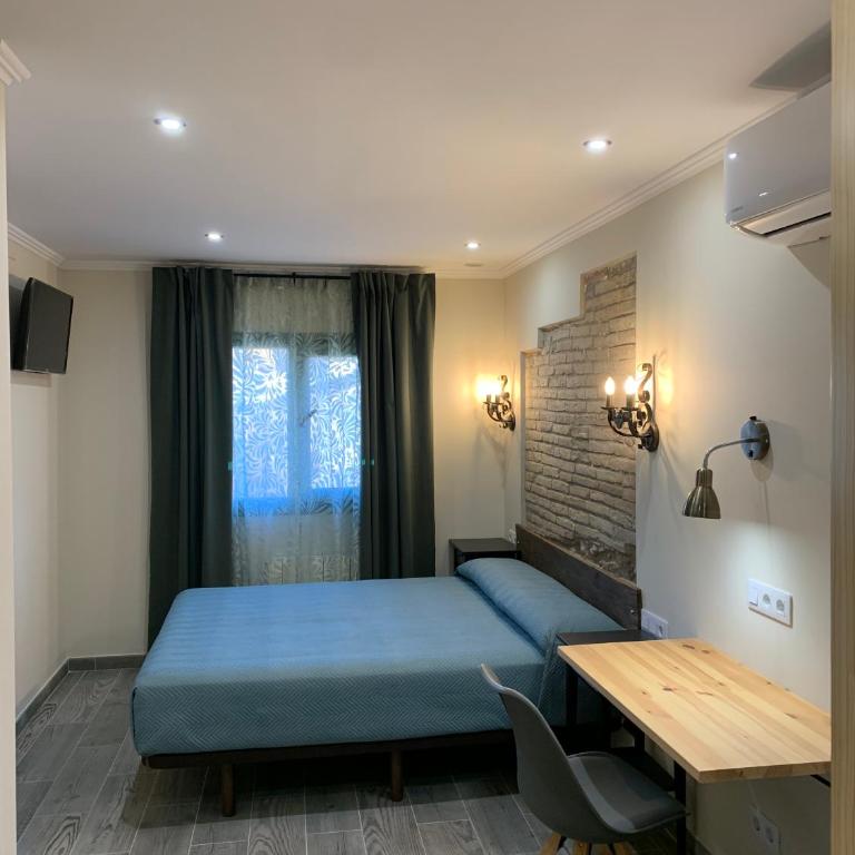 Hostal Milana Girona - Habitación Triple Básica - 4