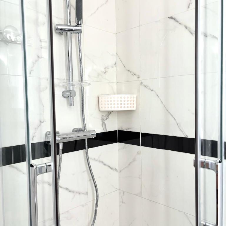 Chambre Lucas Salle de bain Privative - Chambre Double avec Balcon - 13