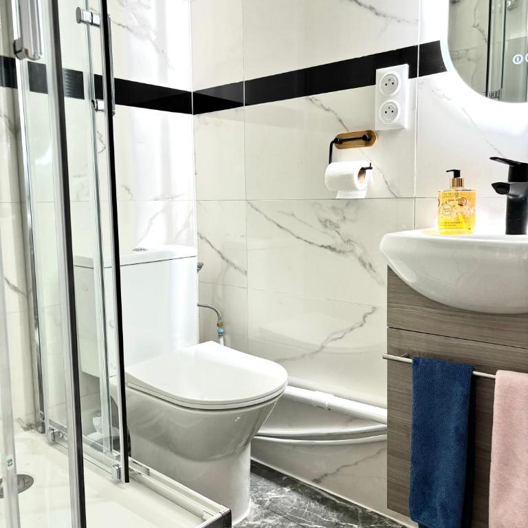 Chambre Lucas Salle de bain Privative - Chambre Double avec Balcon - 11