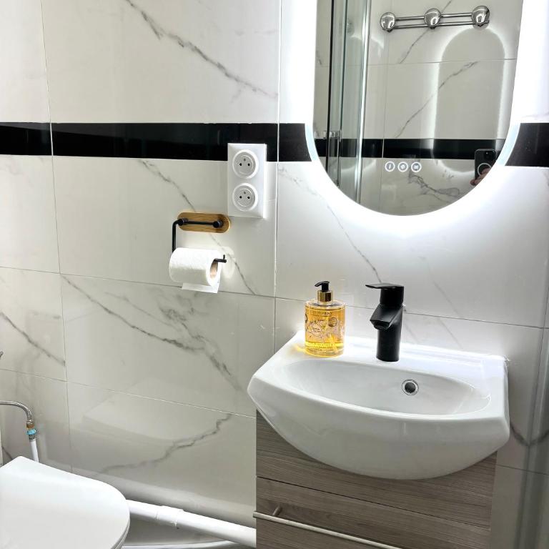Chambre Lucas Salle de bain Privative - Chambre Double avec Balcon - 9