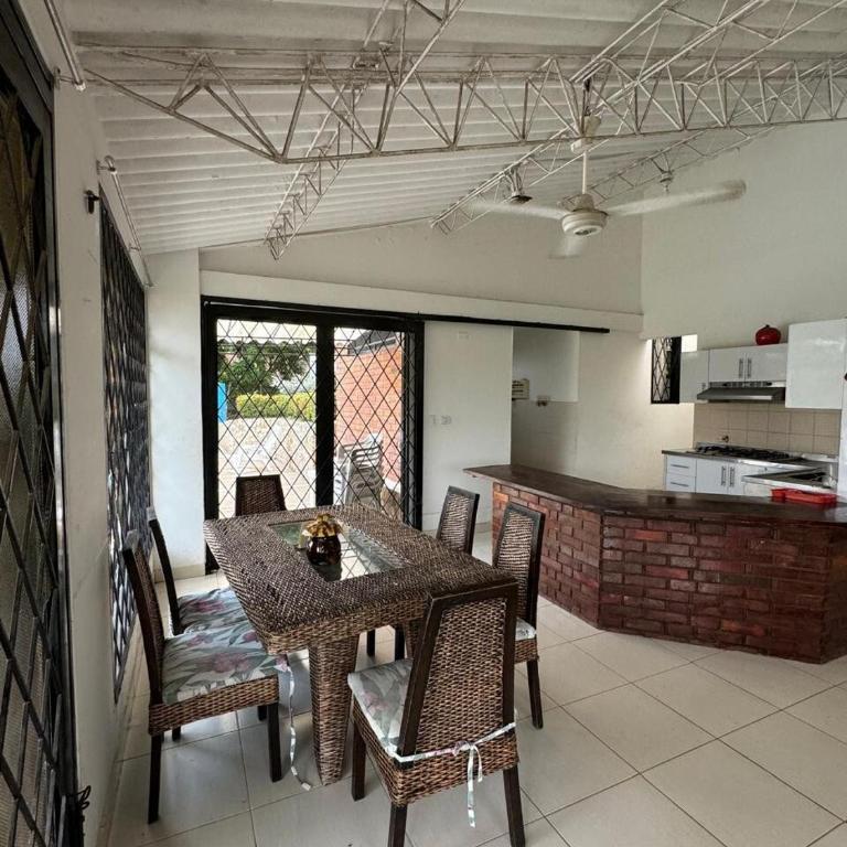 Villa con Pisicina Privada Melgar - Casa de 4 dormitorios - 23