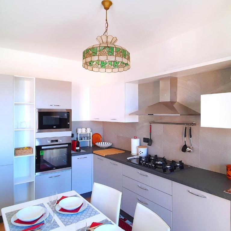 House in Luino with Green Garden and City Views - Casa Vacanze con 2 Camere da Letto - 16