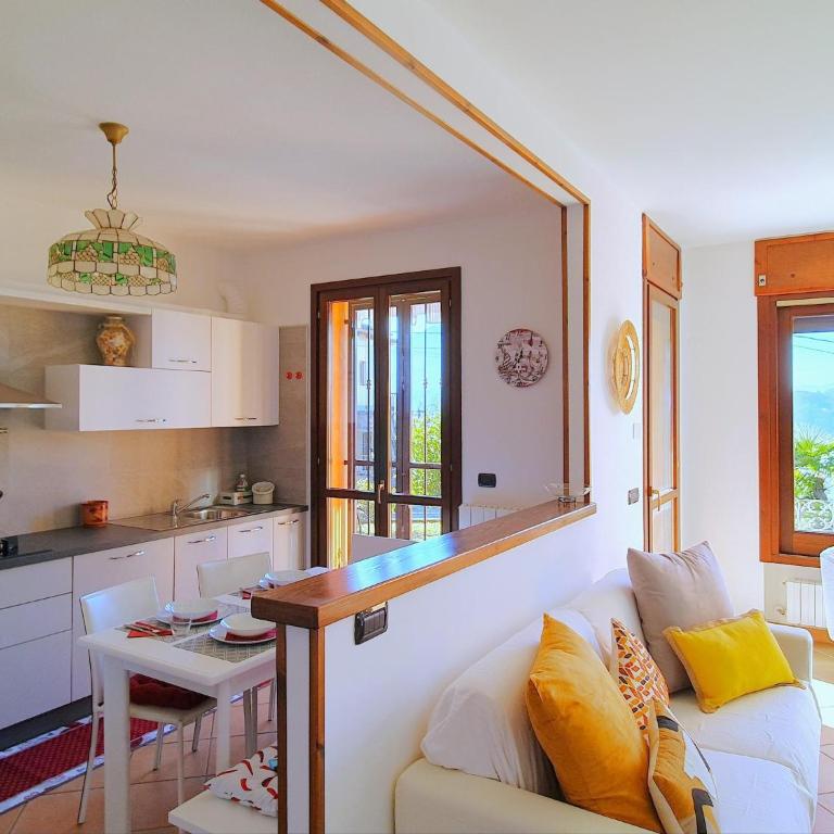 House in Luino with Green Garden and City Views - Casa Vacanze con 2 Camere da Letto - 9