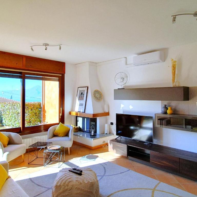 House in Luino with Green Garden and City Views - Casa Vacanze con 2 Camere da Letto - 1