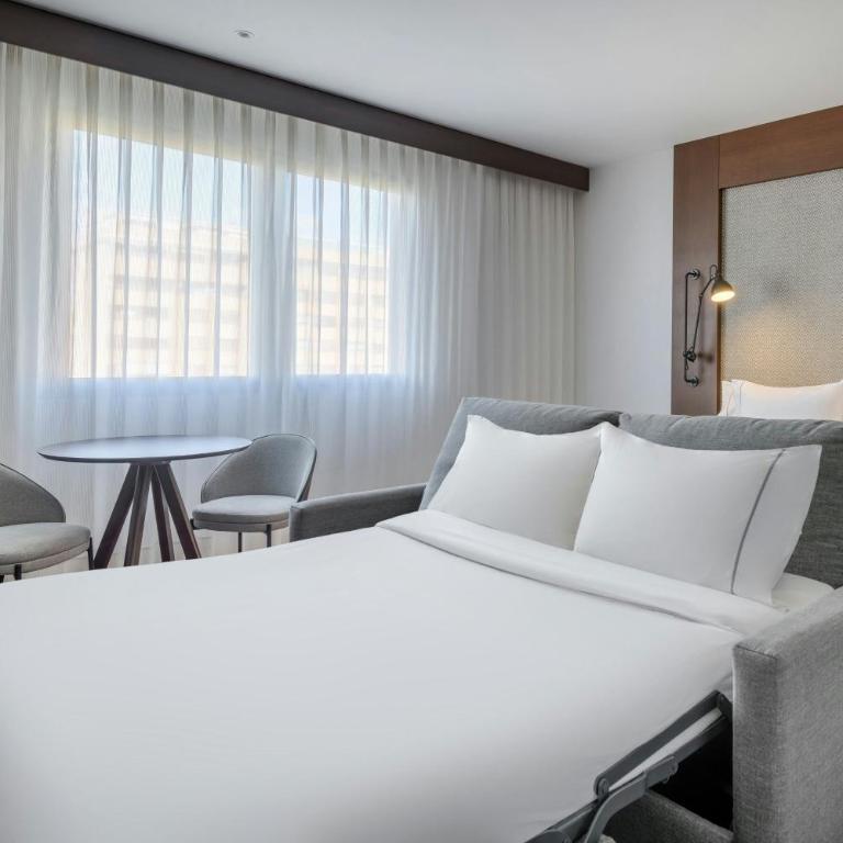 AC Hotel by Marriott Alicante - King Room with Sofa Bed - 3