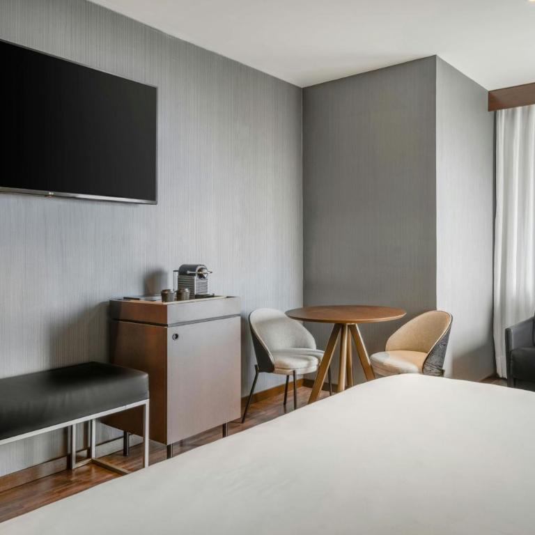 AC Hotel by Marriott Alicante - King Room with Sofa Bed - 7