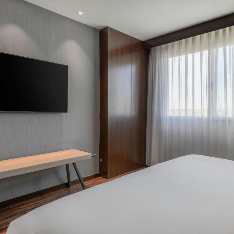 AC Hotel by Marriott Alicante - Family Junior Suite King, Junior Suite, 1 King, Sofa bed - 3
