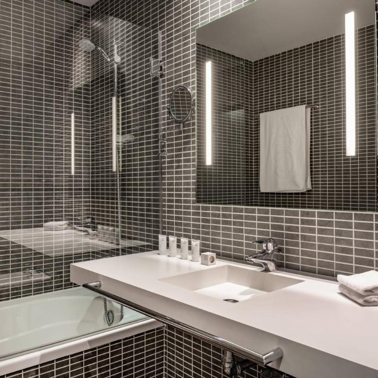 AC Hotel by Marriott Alicante - Family Junior Suite King, Junior Suite, 1 King, Sofa bed - 5