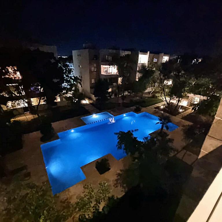 Departamento con piscina, en zona tranquila, a 12 minutos de la playa! - Apartamento de 3 dormitorios - 28