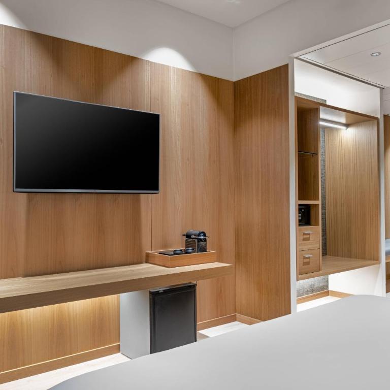 AC Hotel Diagonal L'Illa by Marriott - Standard King Room - 3