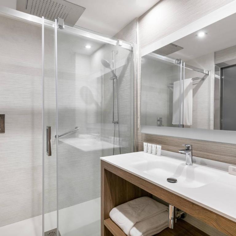AC Hotel Diagonal L'Illa by Marriott - Family Room - 5