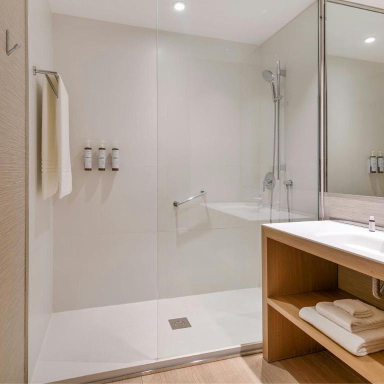 AC Hotel Diagonal L'Illa by Marriott - Standard Queen, Guest room, 1 Queen - 5