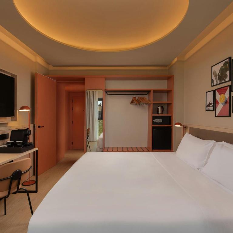 Four Points by Sheraton Barcelona Diagonal - Preferred King Room with City View - 6