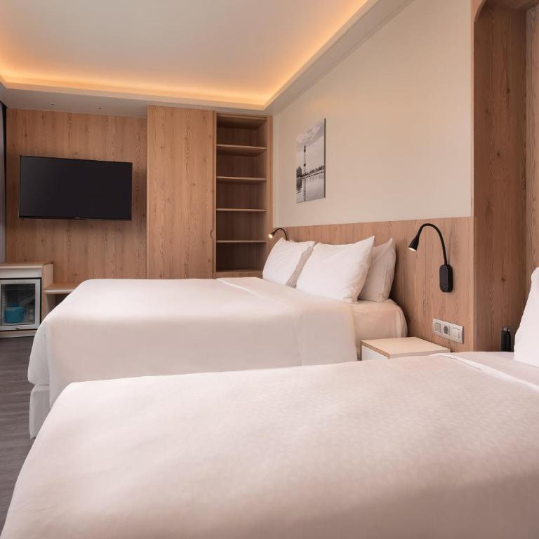 Four Points by Sheraton Barcelona Diagonal - Executive King Room with City View - 4