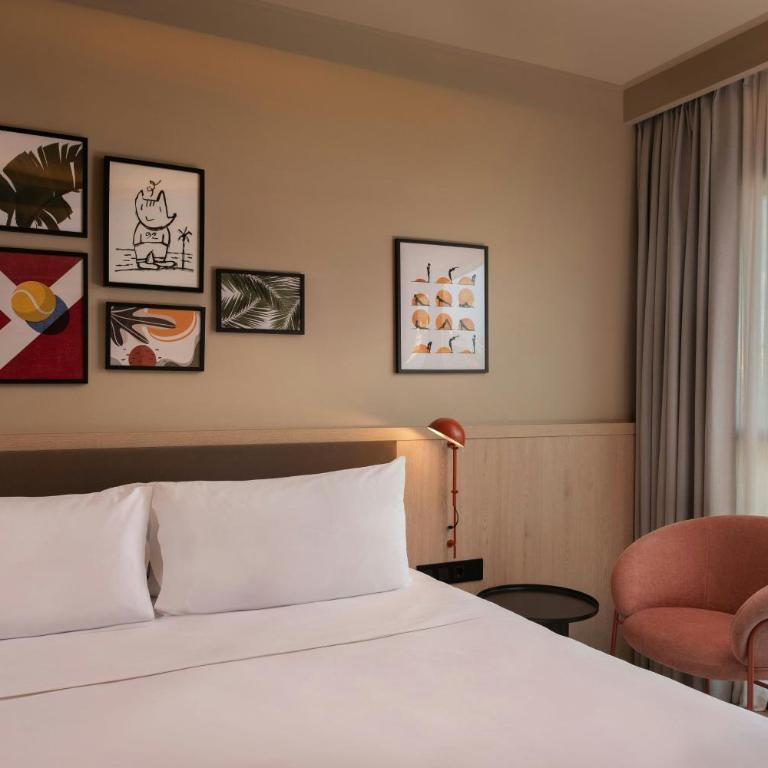 Four Points by Sheraton Barcelona Diagonal - Preferred King Room with City View - 4