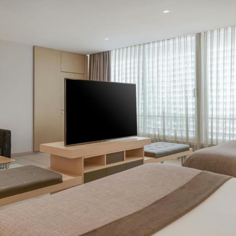 AC Hotel Victoria Suites by Marriott - One-Bedroom Premium Junior Twin Suite - 6