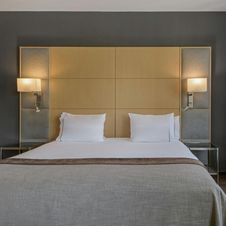 AC Hotel Victoria Suites by Marriott - Standard King Room with Street View - 5