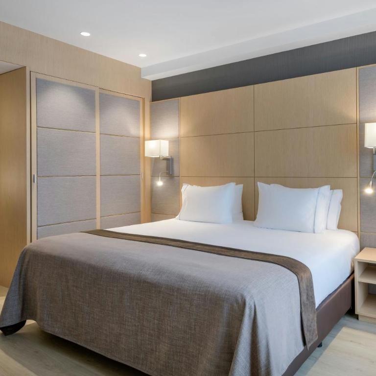 AC Hotel Victoria Suites by Marriott - Premium Junior King Suite with Street View - 5