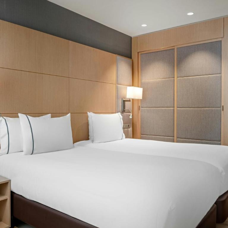 AC Hotel Victoria Suites by Marriott - Standard Twin Room with Street View - 4