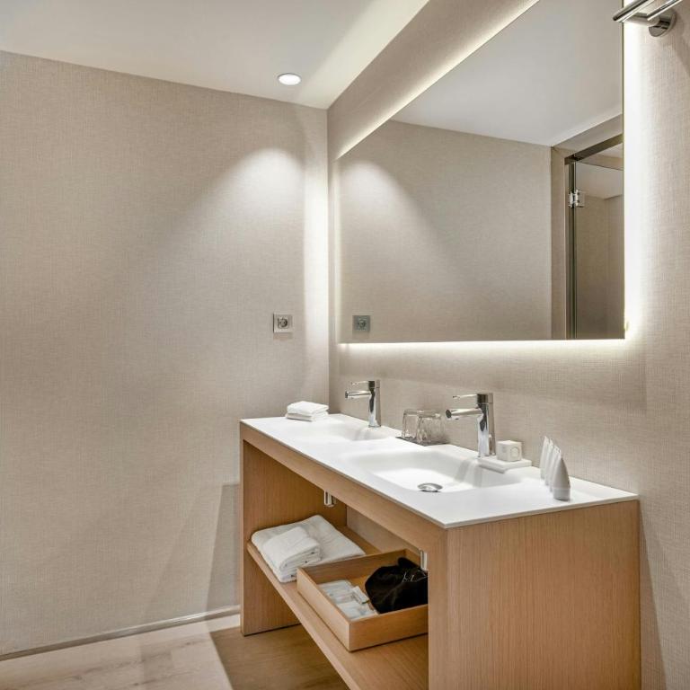 AC Hotel Victoria Suites by Marriott - Premium Junior King Suite with Street View - 7