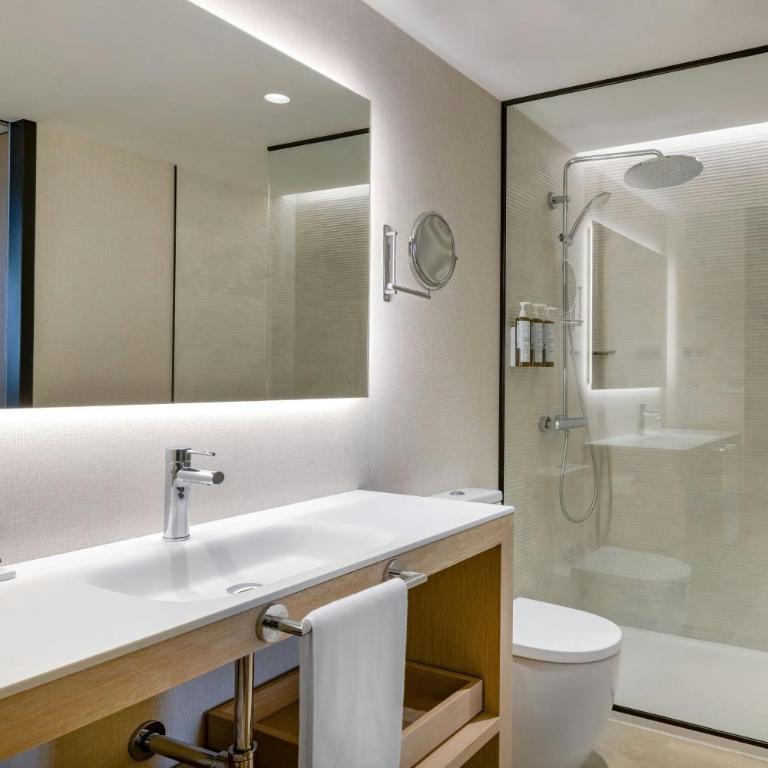 AC Hotel Victoria Suites by Marriott - Premium Junior King Suite with Street View - 8